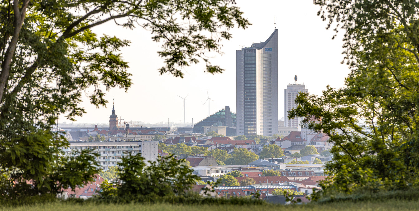 Blick vom grünen Fockeberg auf die Leipziger Innenstadt mit City-Hochhaus