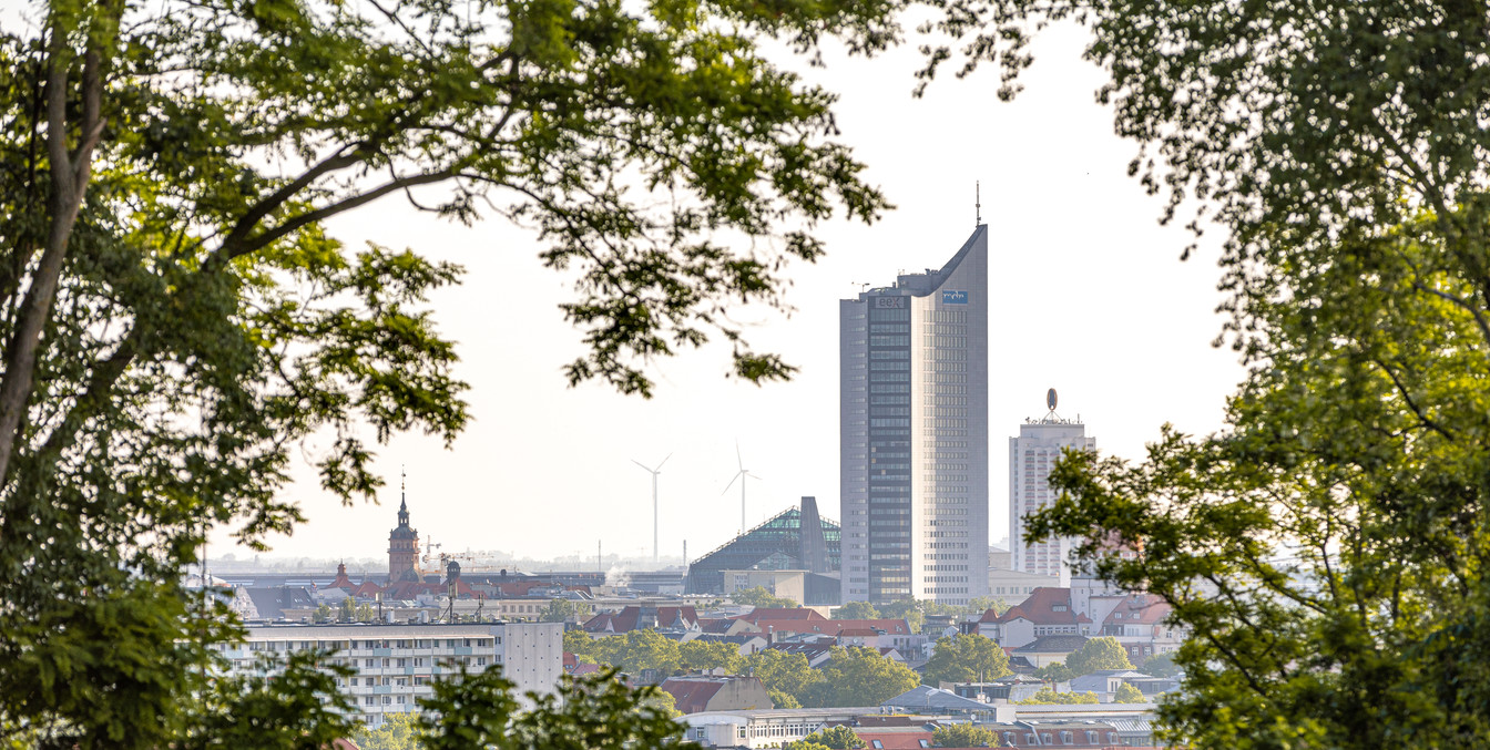 Blick vom grünen Fockeberg auf die Leipziger Innenstadt mit City-Hochhaus