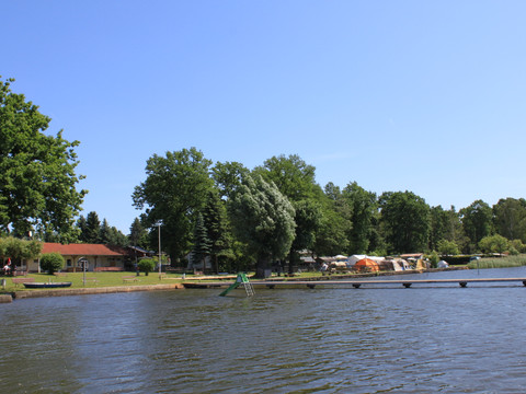 Der Campingplatz Neumuehle grenzt direkt an das Seebad Schildau an.