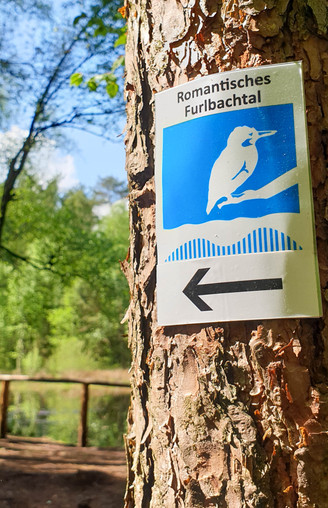 Furlbachtal mit Eisvogel-Wegezeichen in Schloß Holte-Stukenbrock