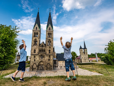 Kinder vor dem Halberstädter Dom im "kleinen Harz"