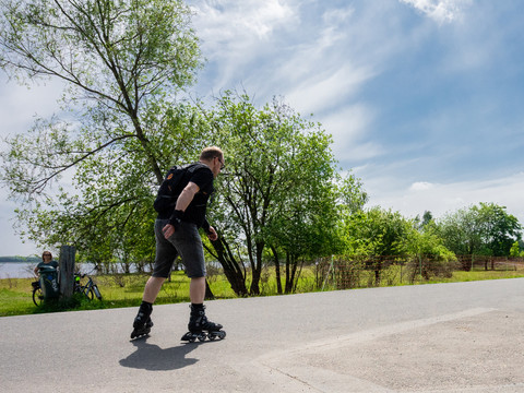 Mann mit Inline-Skates dreht im Sommer eine Runde um den Cospudener See, Freizeit, Wasser, Aktiv, Leipziger Neuseenland