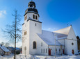 Verschneite St-Johannes-Baptist-Kirche im Ortsteil Stukenbrock in Schloß Holte-Stukenbrock