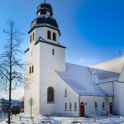 Verschneite St-Johannes-Baptist-Kirche im Ortsteil Stukenbrock in Schloß Holte-Stukenbrock