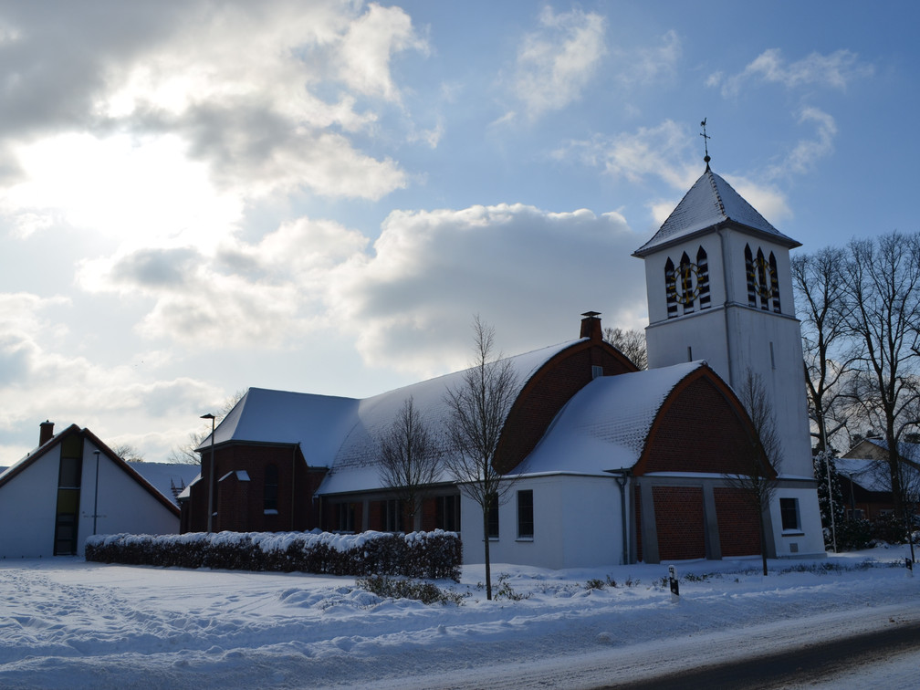 Verschneite St-Achatius-Kirche im Ortsteil Stukenbrock-Senne in Schloß Holte-Stukenbrock