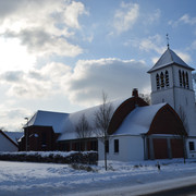 Verschneite St-Achatius-Kirche im Ortsteil Stukenbrock-Senne in Schloß Holte-Stukenbrock