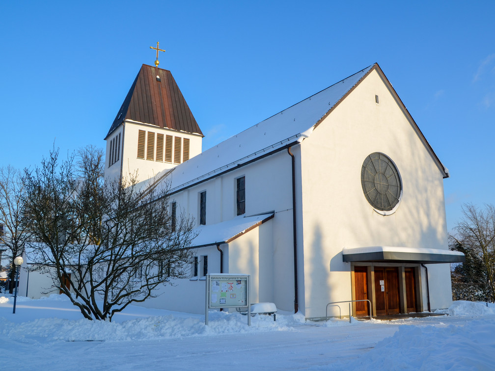 Verschneite St-Heinrich-Kirche im Ortsteil Sende in Schloß Holte-Stukenbrock