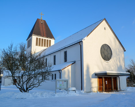 Verschneite St-Heinrich-Kirche im Ortsteil Sende in Schloß Holte-Stukenbrock