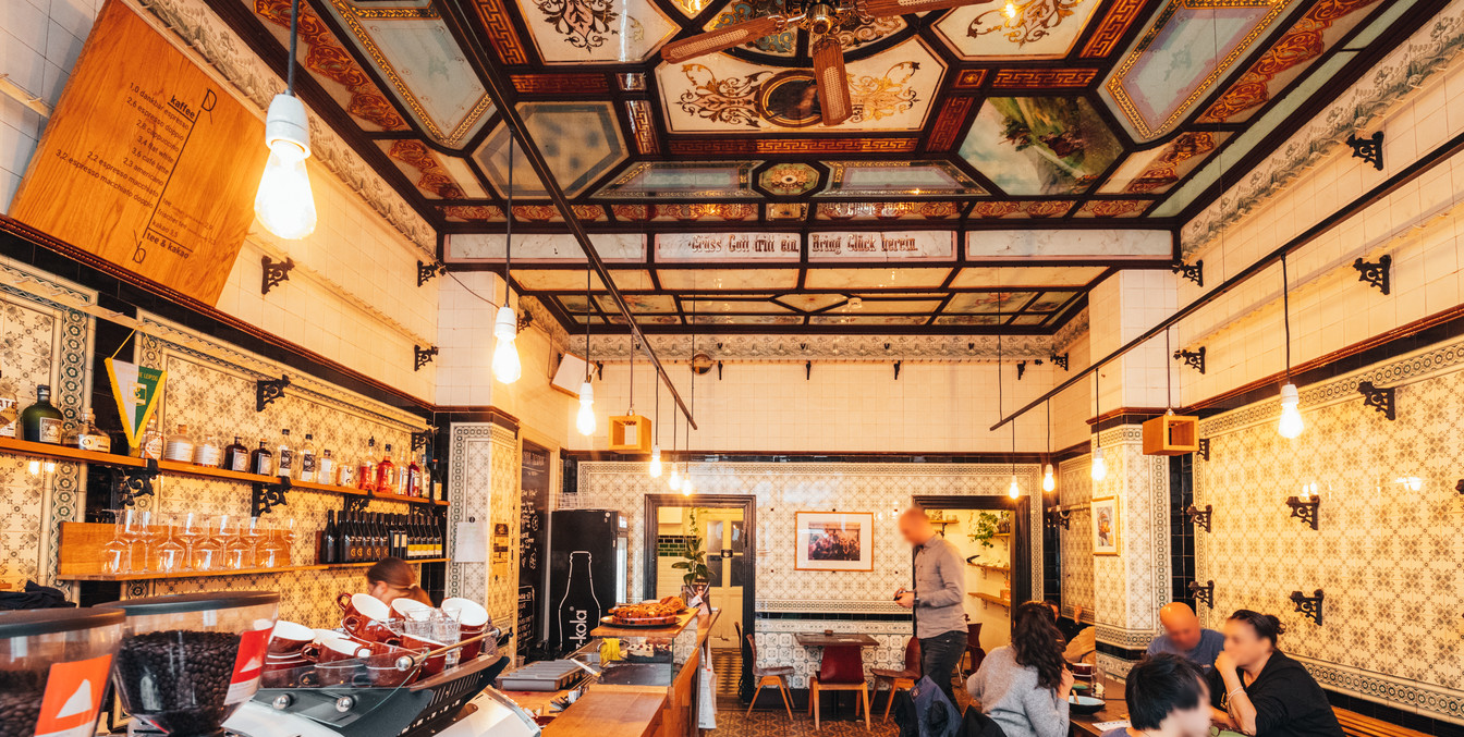 Das Dankbar Café liegt in den Räumlichkeiten einer ehemaligen Fleischerei und besticht mit aufwändig schönem Jugenstil Interior, Gastronomie, Café