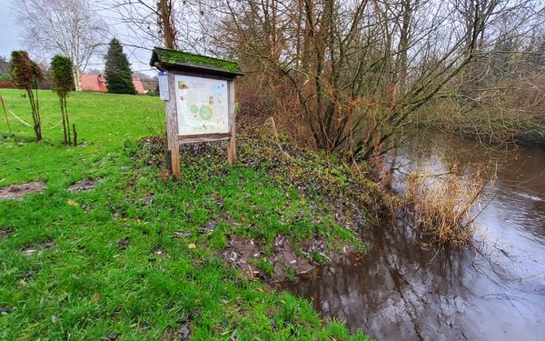 Kanu: Einstiegsstelle Heeslingen mit Infotafel