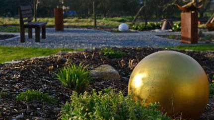 Goldene Gottesperle im Perlengarten am Ahauser Gemeindehaus