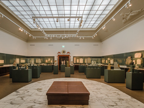Blick in einen Ausstellungsbereich im Ägyptischen Museum der Universität Leipzig mit vielen Exponaten, Kultureinrichtung, Museen