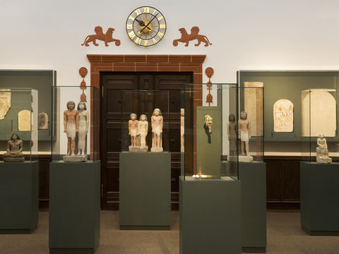 Blick in den Ausstellungsraum des Museums der Universität Leipzig mit vielen antiken Exponaten.
