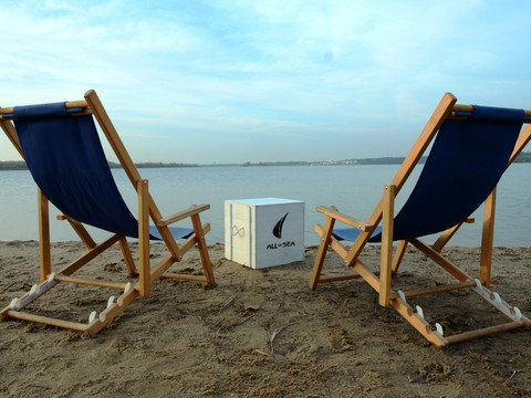 Zwei Stühle am Ufer des Markkleeberger Sees laden zum Verweilen und Genießen ein, Freizeit, Wasser, Leipziger Neuseenland