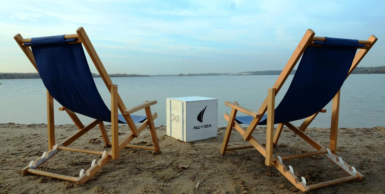 Zwei Stühle am Ufer des Markkleeberger Sees laden zum Verweilen und Genießen ein, Freizeit, Wasser, Leipziger Neuseenland