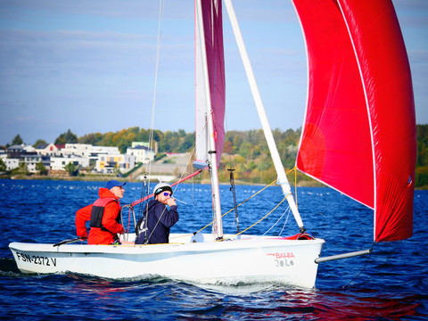 Zwei Männer auf einem Segelboot bei bestem Wetter auf dem Markkleeberger See, Segeln, Wassersport, Aktiv, Freizeit