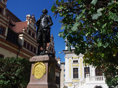 Das Goethe Denkmal steht direkt vor der Alten Börse, Geschichte, Kultur, Sehenwürdigkeiten