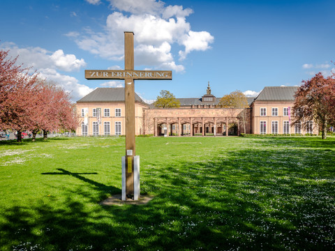 Blick auf das Holzkreuz vor dem Gebäudekomplex der Grassi Museen, das an die zerstörte Johanniskirche erinnert, Kultureinrichtung in Leipzig, Geschichte, Kultur, Kunst, Museen