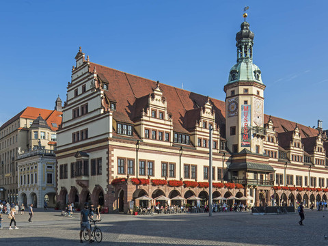 Blick auf das Alte Rathaus am Marktplatz das bis 1905 Sitz der Stadtverwaltung war und nun viele Geschäfte und das Stadtgeschichtliche Museum beinhaltet, Kultureinrichtung, Shopping, Sehenswürdigkeiten, Museen in Leipzig, Architektur