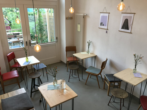 Blick in das Café mit individueller Möblierung, Café, Kulinarik, Genuss, Gastronomie