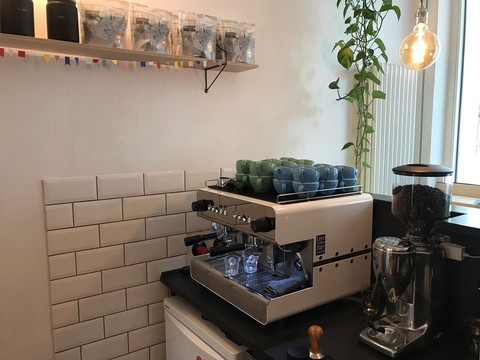 Blick hinter den Tresen des ANALOG Cafés in Leipzig mit Kaffeevollautomat, Gastronomie, Kaffee, Kuchen, Freizeit