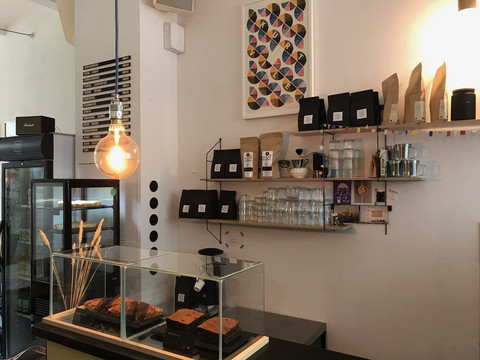 Minimalistische Dekoration im ANALOG Café in Leipzig mit Grünpflanzen, hübschem Geschirr, Kaffee & Kuchen, Gastronomie, Freizeit, Cafés