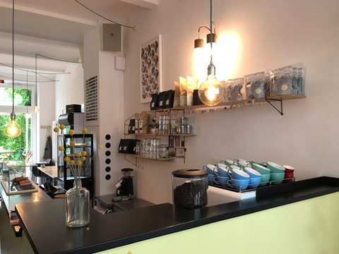 Blick über den Tresen des ANALOG Cafés in Leipzig mit minimalistischer, stilvoller Gestaltung und Deko, Kaffee, Kuchen, Kulinarik, Freizeit, Cafés