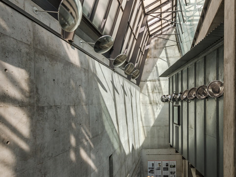 Blick auf einen Treppenabgang im Antikenmuseum der Universität Leipzig der zu einem Teil der Ausstellungen führt, Kultureinrichtungen, Geschichte, Museen in Leipzig