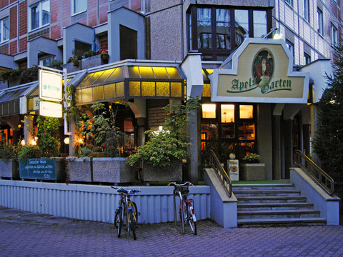 Blick auf den Eingang vom Restaurant Apels Garten mit Freisitz davor in der Abenddämmerung, Gastronomie in Leipzig, Biergarten, Kulinarik