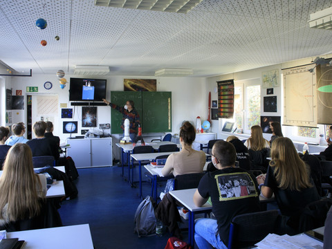 Blick in den Seminarraum der Sternwarte, in dem Jugendliche einem Vortrag zuhören, Wissenschaft, Freizeit, Schulklasse, Leipzig für Gruppen