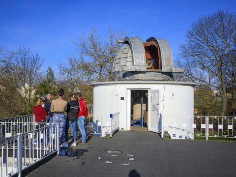 Auf dem Dach des Astronomischen Zentrums steht eine Gruppe Menschen im Diskurs zusammen, Freizeit, Leipzig für Gruppen, Schulklasse, Wissenschaft