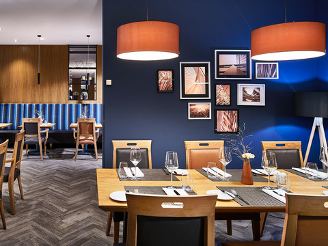 Blick in den modernen Speisesaal des Restaurants 21 im Atlanta Hotel International, Kulinarik, Genuss, Restaurant
