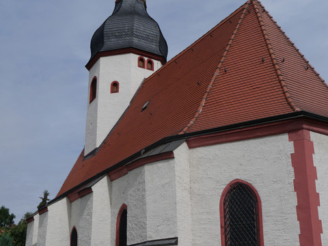 Auenkirche in Markkleeberg, Ansicht von hinten, ältestes Gebäude des Ortes aus dem 12. Jahrhundert, Geschichte, Architektur, Sehenswürdigkeiten