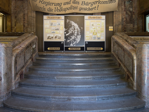 Blick auf einen Treppenaufgang im Foyer vom Museum in der Runden Ecke in der eine Ausstellung über die Zeit der DDR und SED zu sehen ist, Kultureinrichtungen, Geschichte von Leipzig, Friedliche Revolution