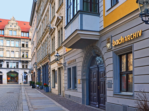 Blick auf den Eingang zum Gebäude gegenüber der Thomaskirche in dem sich das Bach Museum und Bach Archiv mit Ausstellungen über den Komponisten befinden, Musikstadt Leipzig, Kultureinrichtung, Sehenswürdigkeiten