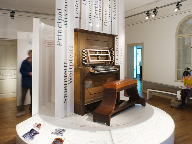 Blick auf ein Tasteninstrument das Exponat in der Ausstellung im Bach Museum der Musikstadt Leipzig ist, Kultureinrichtung, Museum, Musik