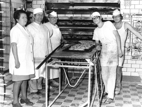 Historisches Schwarz-Weiß-Foto aus der Backstube der Bäckerei Kleinert, Regionale Produkte aus Leipzig, Gastronomie