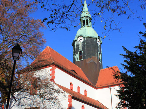 Blick auf die imposante St. Kilian Kirche in Bad Lausick vor blauem Himmel, Sehenswürdigkeiten, Kultur, Religion
