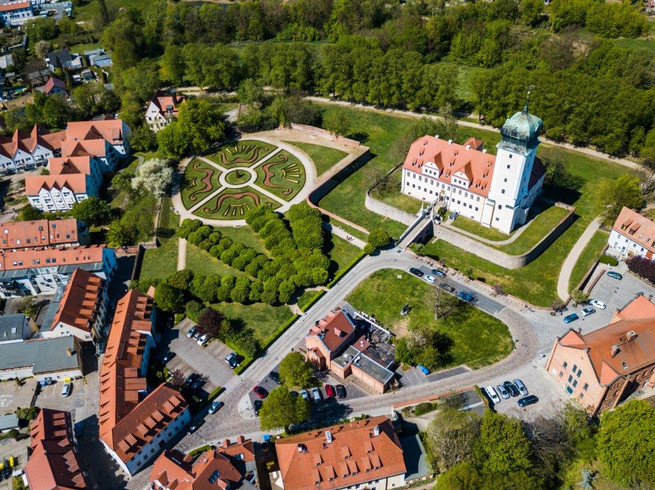 Luftbild von oben auf das Barockschloss Delitzsch mit Barockgarten und umliegender Innenstadt, Sehenswürdigkeiten, Architektur, Geschichte, Freizeit 