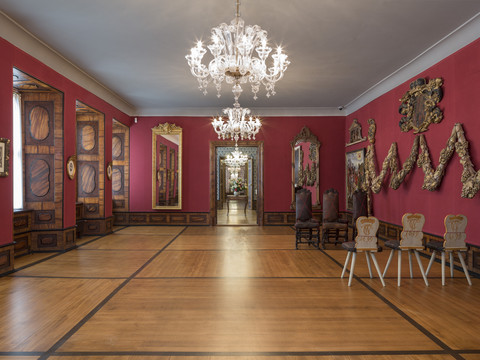 Blick in den opulenten rot tapezierten Barocksaal, Geschichte, Sehenswürdigkeiten, Kultur, Architektur