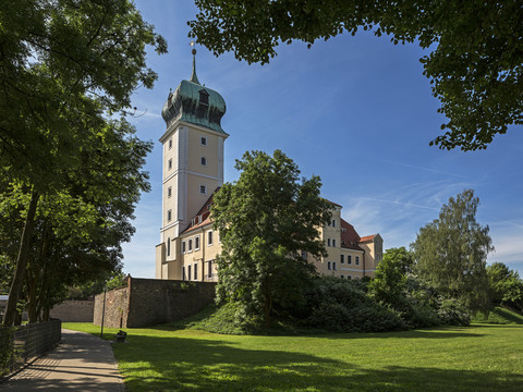 Blick auf die Rückseite des Barockschlosses Delitzsch mit Garten und vor blauem Himmel, Natur, Kultur, Sehenswürdigkeiten