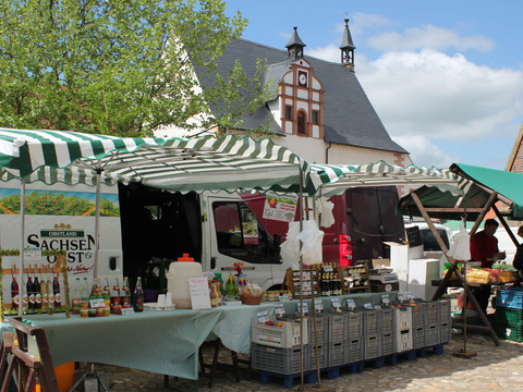 Blick auf einen Sachsenobst-Stand am Kloster Buch, in der Auslage liegen diverse Sachsenobst-Produkt, Regionale Produkte, Kultur