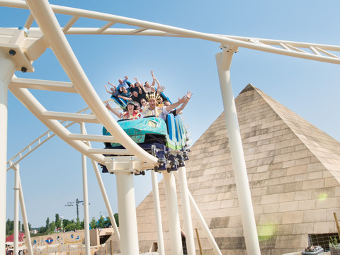 Die Achterbahn Cobra des Amun Ra im Freizeitpark Belantis das Abenteuerreich mit der höchsten Pyramide Europas, Freizeiteinrichtung, Familie, Erlebnis