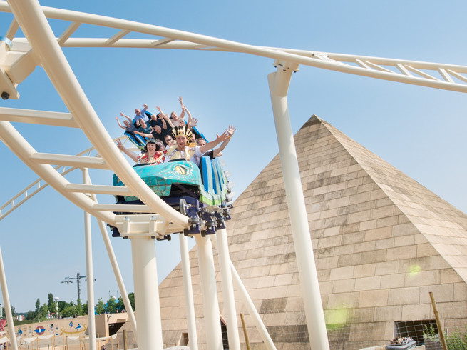 Die Achterbahn Cobra des Amun Ra im Freizeitpark Belantis das Abenteuerreich mit der höchsten Pyramide Europas, Freizeiteinrichtung, Familie, Erlebnis