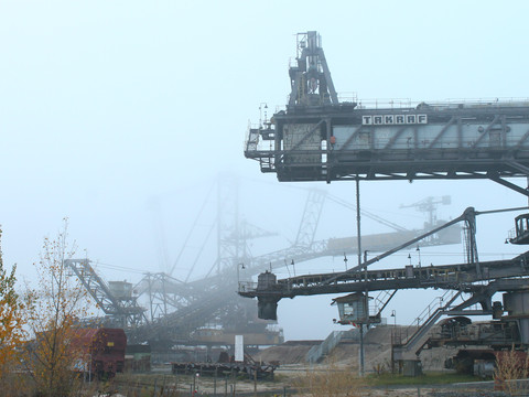Stillgelegte Bergbaumaschinen im Bergbau Technik Park in der Region Leipzig bei Nebel