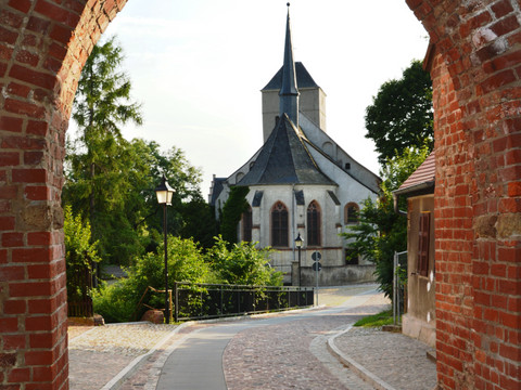 Blick auf das Kirchenschiff der Bergkirche St. Marien durch einen romanischen Torborgen, Kultur, Sehenswürdigkeiten
