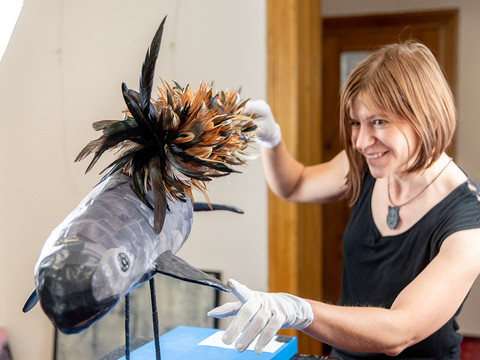Susanne Höhne putzt die Skulptur eines Walhais in ihrer Kunstgalerie, Kunst, Handwerk, Ausstellung