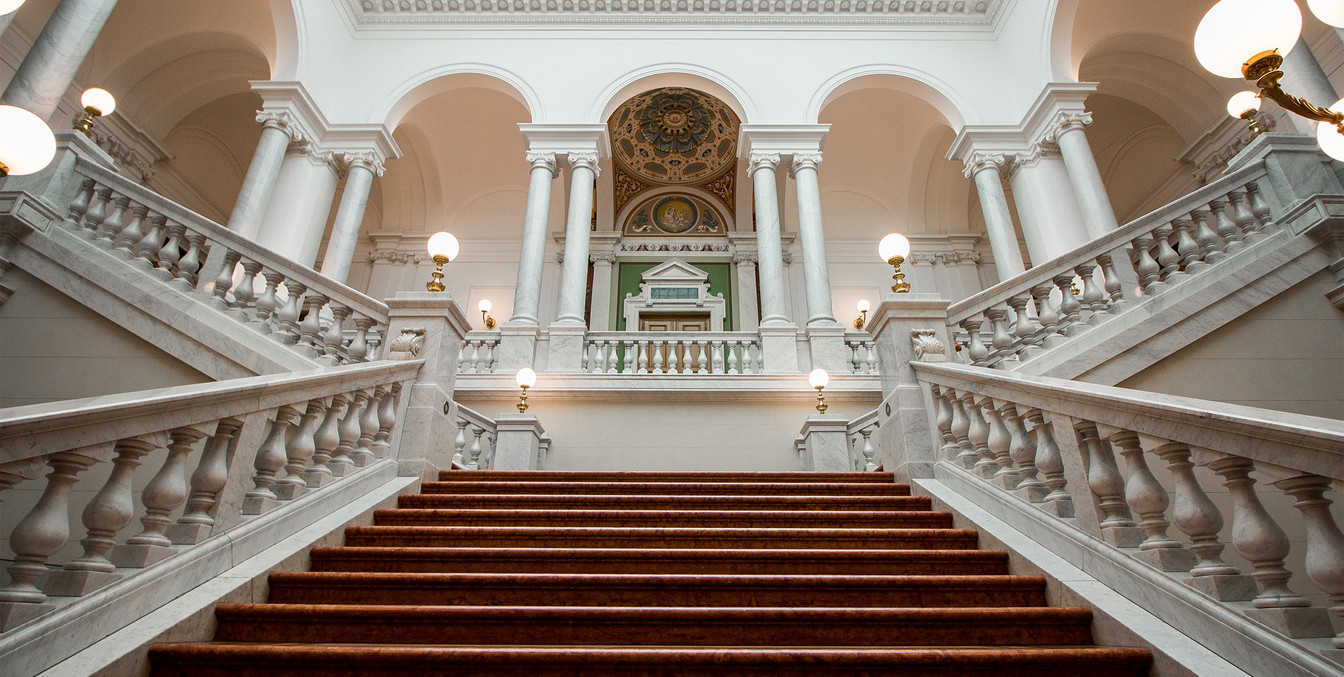 Blick vom Treppenaufgang nach oben in die imposante Bibliothek Albertina, Universität, Architektur