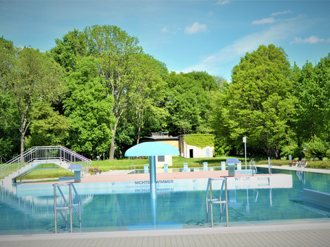 Freibad Böhlen mit Becken und Nichtschwimmerbereich, Freizeit, Familie, Baden, schwimmen