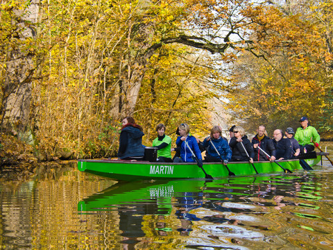Ein voll besetztes Ruderboot entdeckt die Leipziger Wasserwege des Auwaldes im Herbst, freizeit, wasserwege